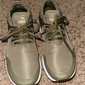 Brand new! NEVER WORN Puma sneakers size 8